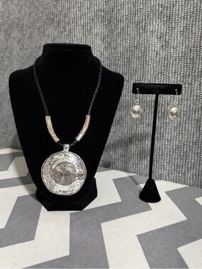 Hammered Silver-Tone Pendant Necklace and Earrings Set - Silver